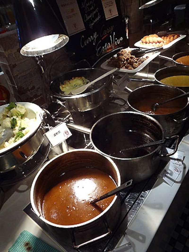 エスタ ヴィーヴォ カレーのブッフェ台