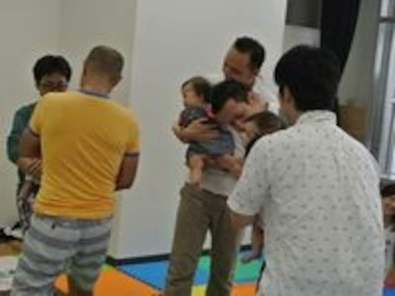 赤ちゃんを抱っこして照れくさそうなパパたち