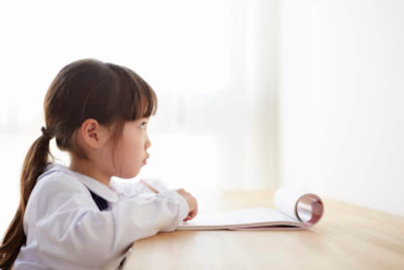 幼児期に学習習慣をつけると…将来の学力を決める！（写真は勉強する女の子）