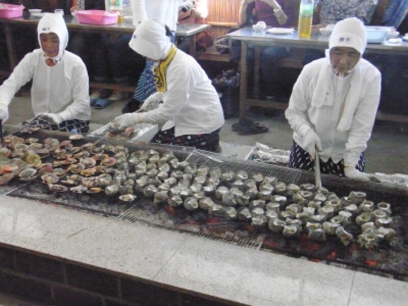 現役の海女さんが新鮮な海の幸でもてなしてくれる「海女小屋」。海女さんとの会話も楽しめます。