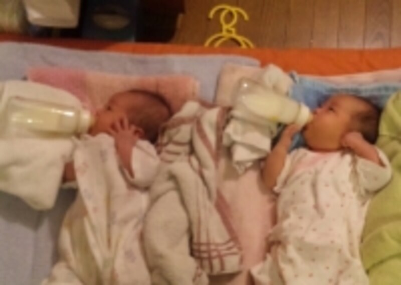 双子ちゃん同時授乳