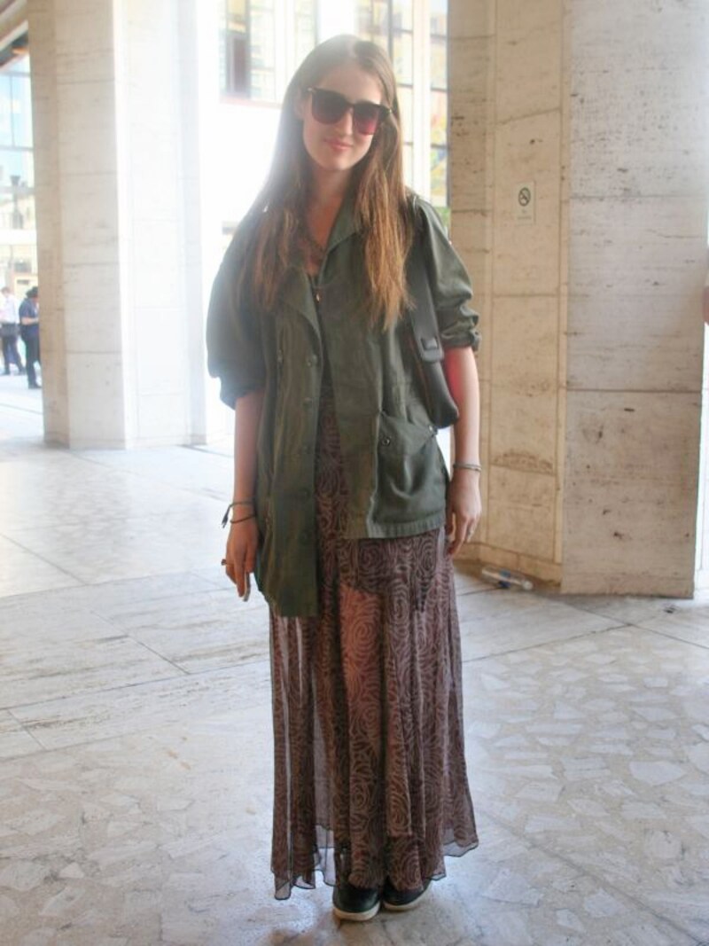 透けるスカートにストリート＆ミリタリー要素をミックス