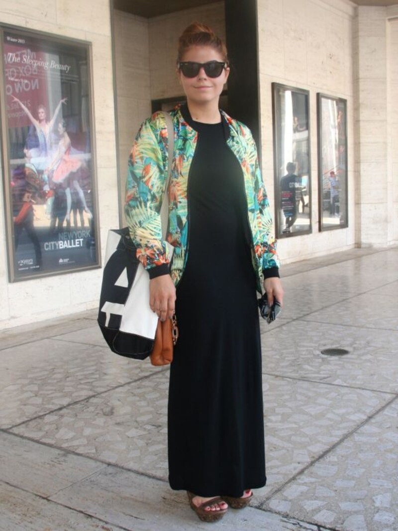 ブルゾンでふんわりさせ、Iラインワンピを印象づける