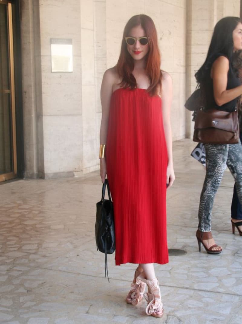 ストンとしたシルエットに鮮やかな赤が映える