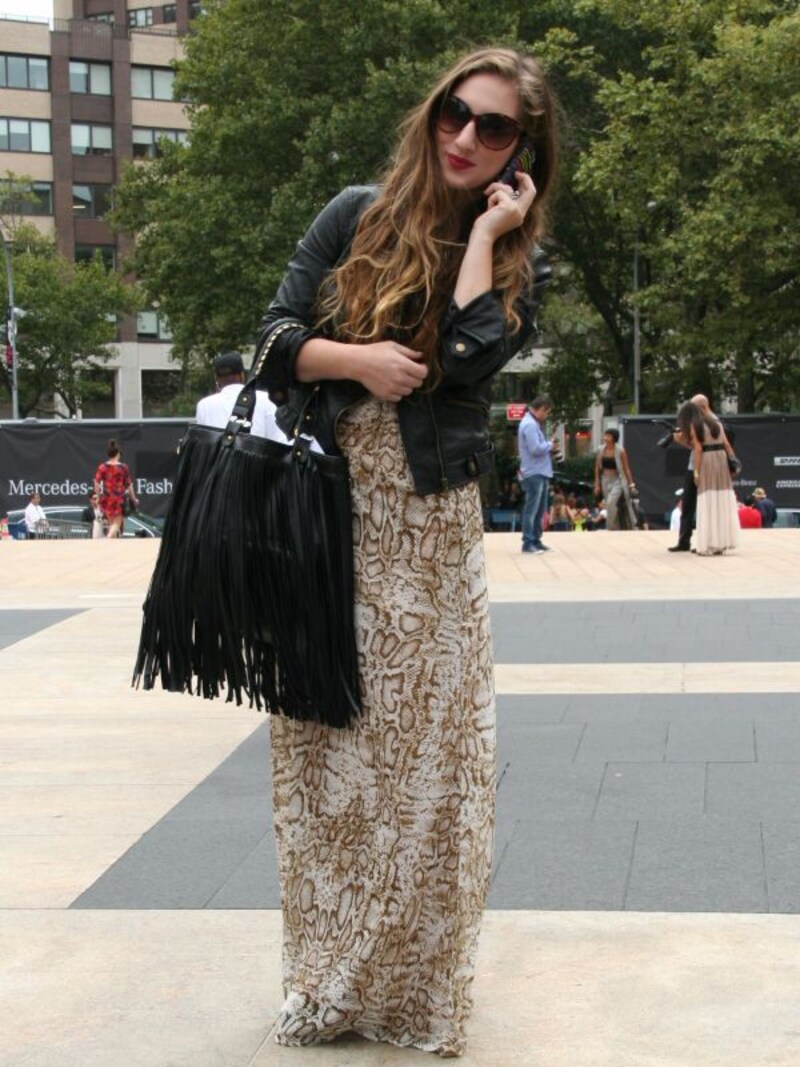 マキシ丈とバッグのフリンジが響き合う