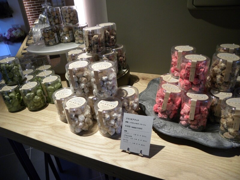 「グラッシェル」の「プラリネアマンド」(各630円/ルージュ、黒糖、ノワゼットみそ、カソナード、カカオ、きなこ、ヴァニーユ、サレ、テ・ヴェール)