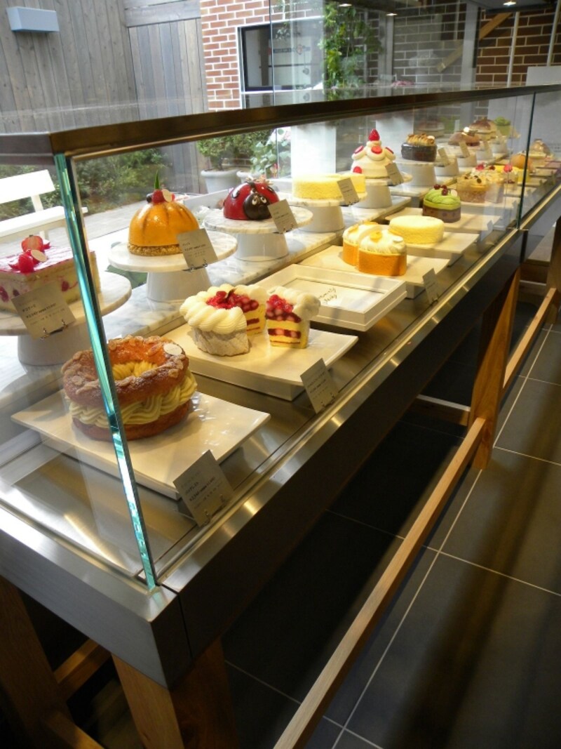 「グラッシエル」のショーケースには20種類ものアントルメグラッセがずらりと並ぶ