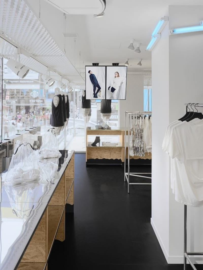 WEEKDAY大阪店　店内