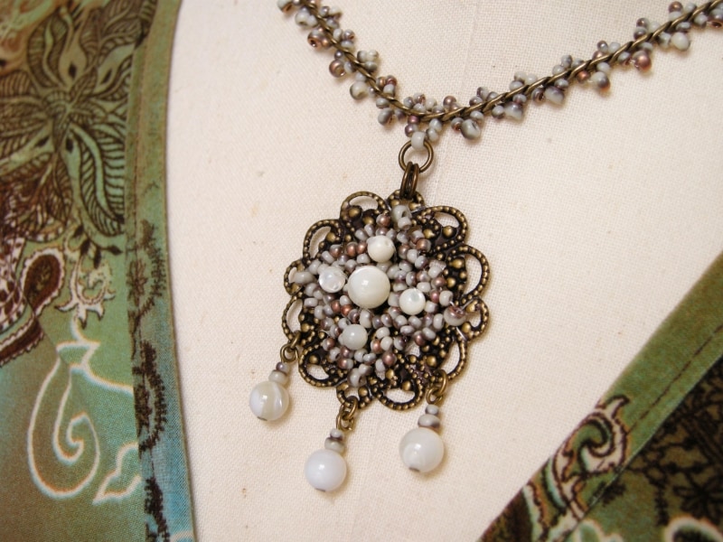 ハイブリッドシードビーズのアンティーク風ペンダント