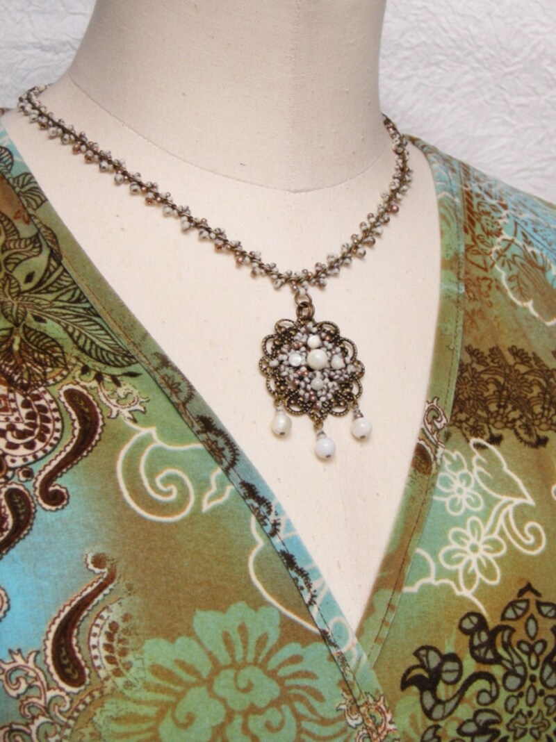 ハイブリッドシードビーズのアンティーク風ペンダント