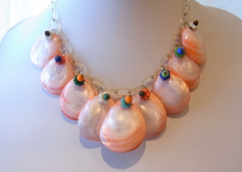 カラフルなカラービーズとあわせた可愛いネックレス