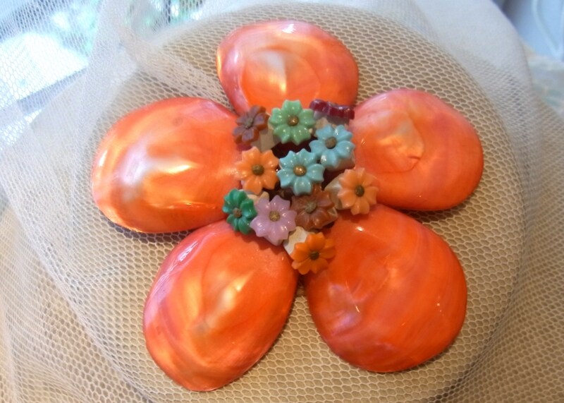 5枚のカラーシェルで花びらを。