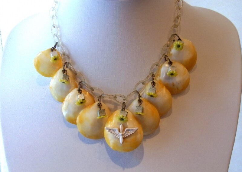 イエローとホワイトの愛らしい色合いは夏にぴったり