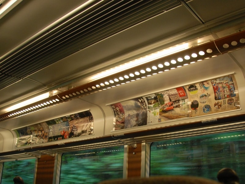 車内には会津観光のポスターが並ぶ