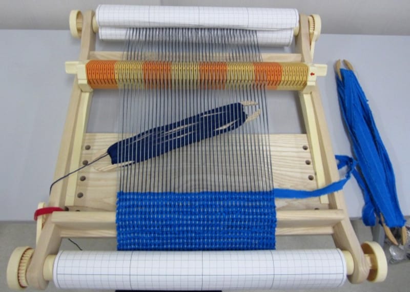 裂き布と糸を交互に