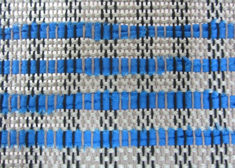 よこ糸の糸と裂き布を交互に