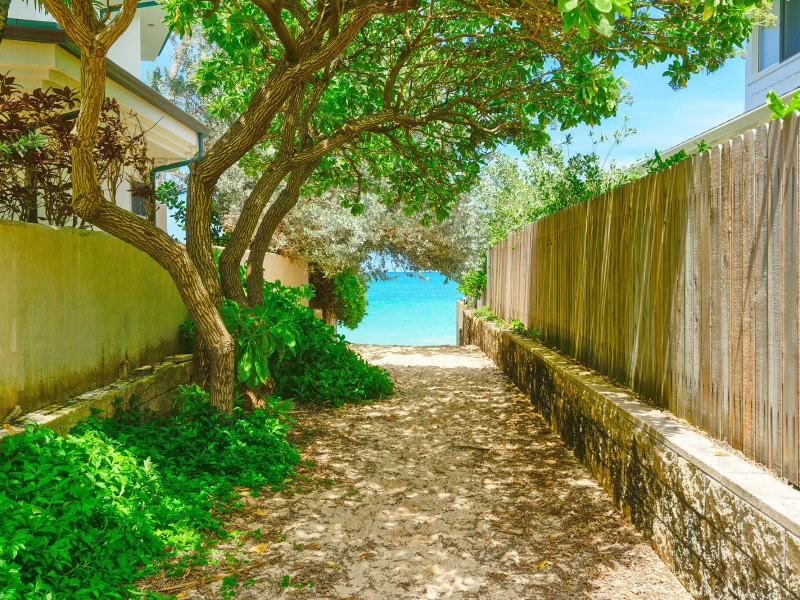 小道の向こうには、エメラルドグリーンの海が！ こちらは10番の小道