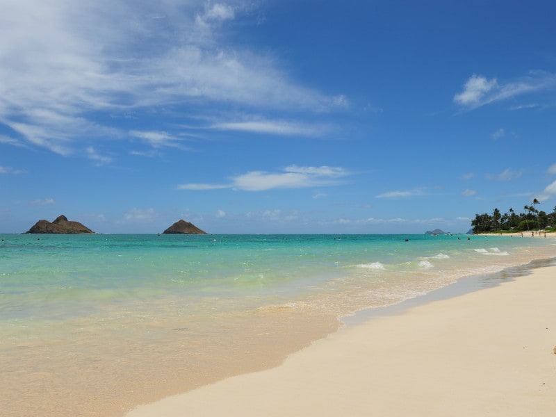 隣のカイルア・ビーチよりも人が少なく、静か。特に平日がおすすめ