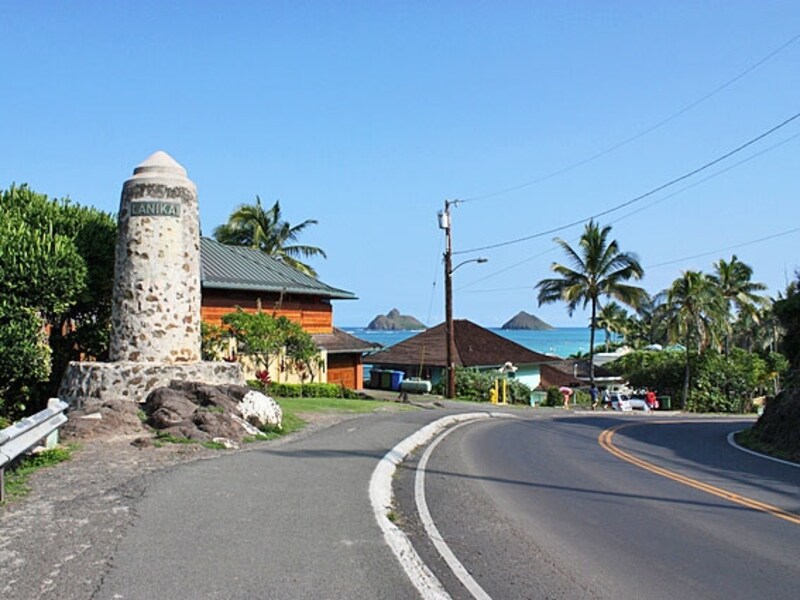 カイルア・ビーチから坂を上った所にあるラニカイ入り口の石の塔。バスの場合、ここを過ぎたバス停で下車。徒歩は左手のモクルアDr.ヘ