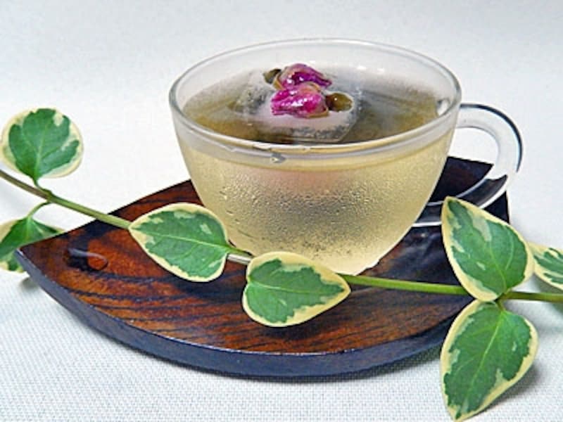 花茶を使った氷で華やかさをプラス