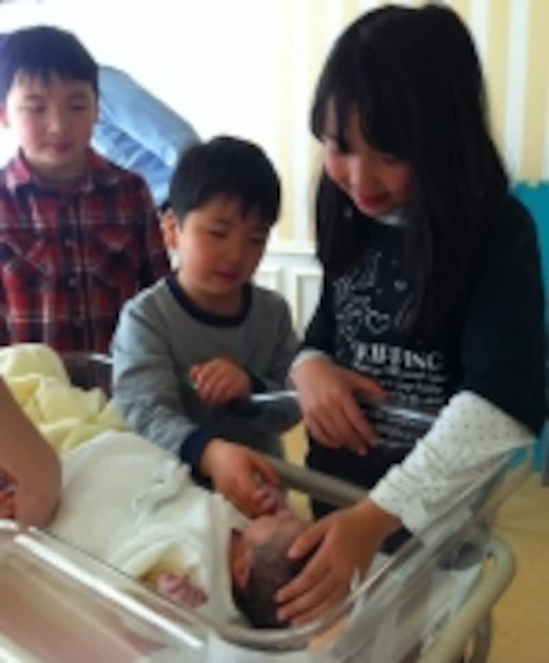 赤ちゃん誕生を見守る兄姉