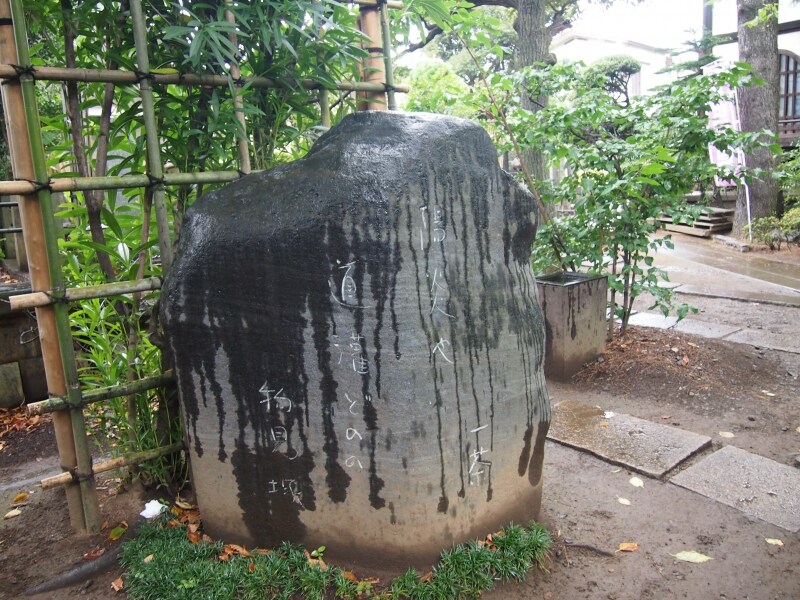 小林一茶の「陽炎や道灌どのの物見塚」とある。