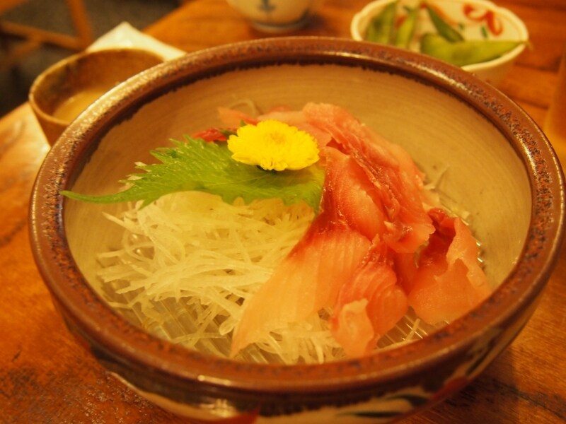 壁に貼られたメニューには「鯉のおいしい季節になりました」とあった