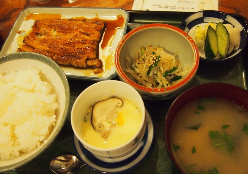 鰻定食はほかに1150円の「ゆり」、1500円の「ばら」があった