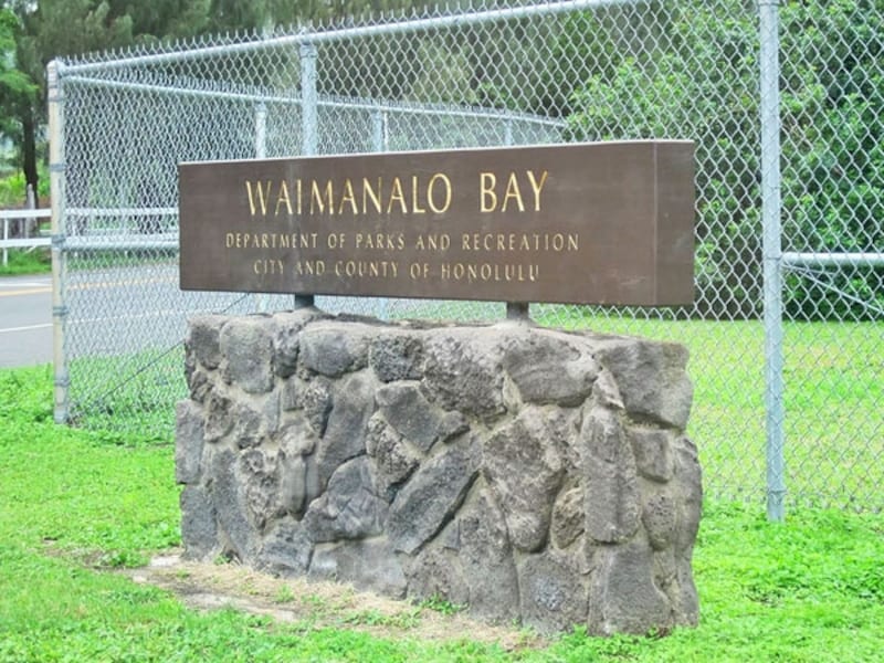 ワイマナロ・ベイ・ビーチパークへの入り口。ハイウェイからビーチは見えないので気を付けて