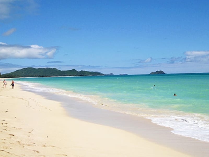 8キロもの美しい砂浜が続く。この先は、軍が管理し、週末だけ一般開放されるベローズビーチ。その先がラニカイ・ビーチ