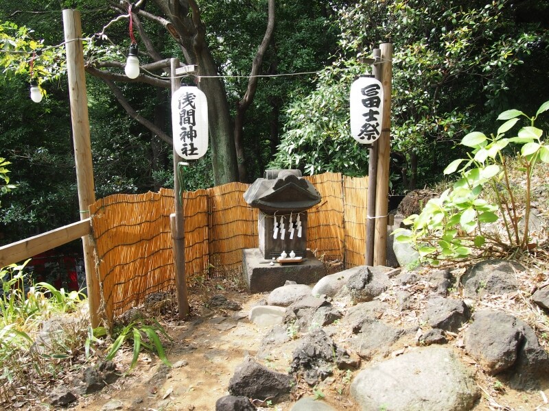 この富士塚にも浅間神社が祀られている
