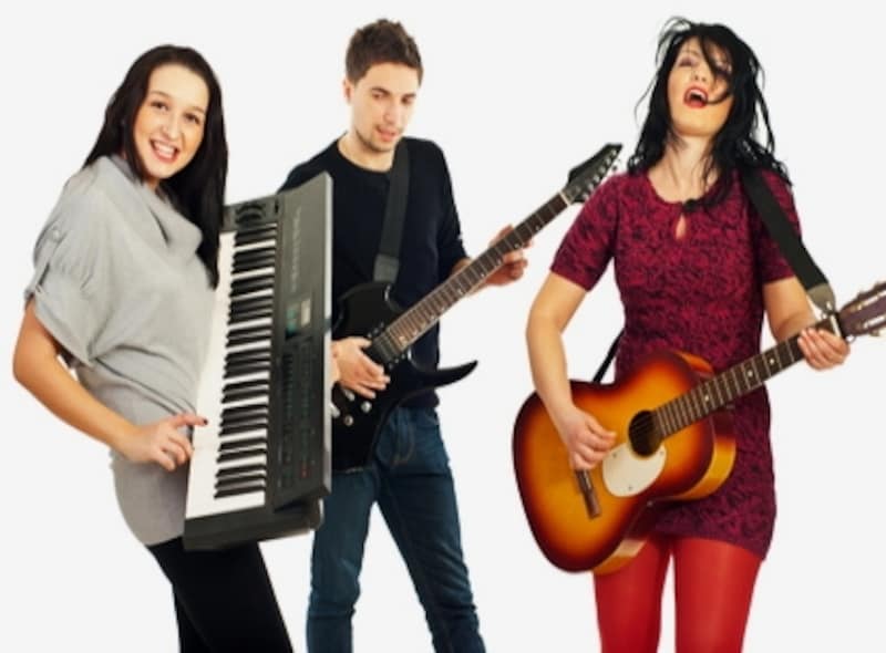 楽器を楽しむ男女の写真