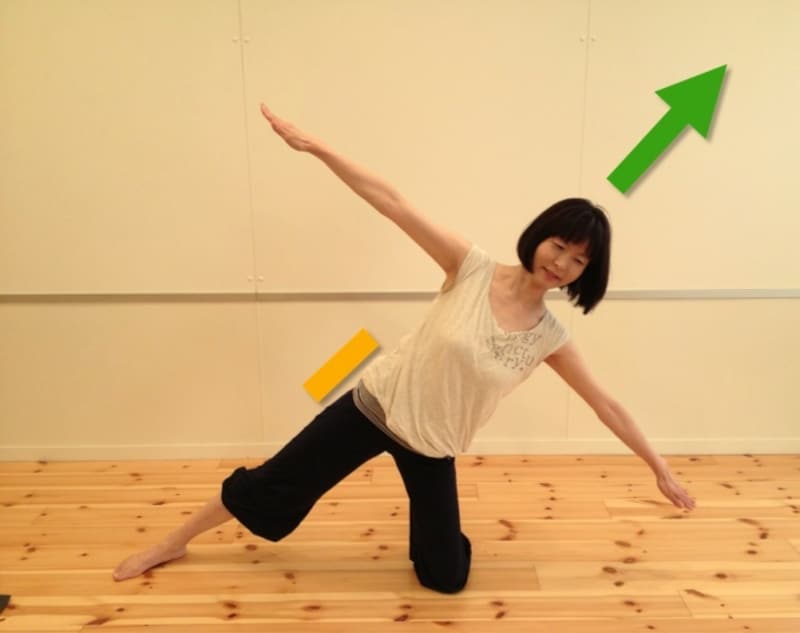 わき腹を意識して元の姿勢に戻りましょう。