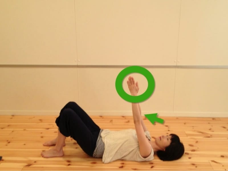 背骨を長くし、呼吸も整えておきましょうく。