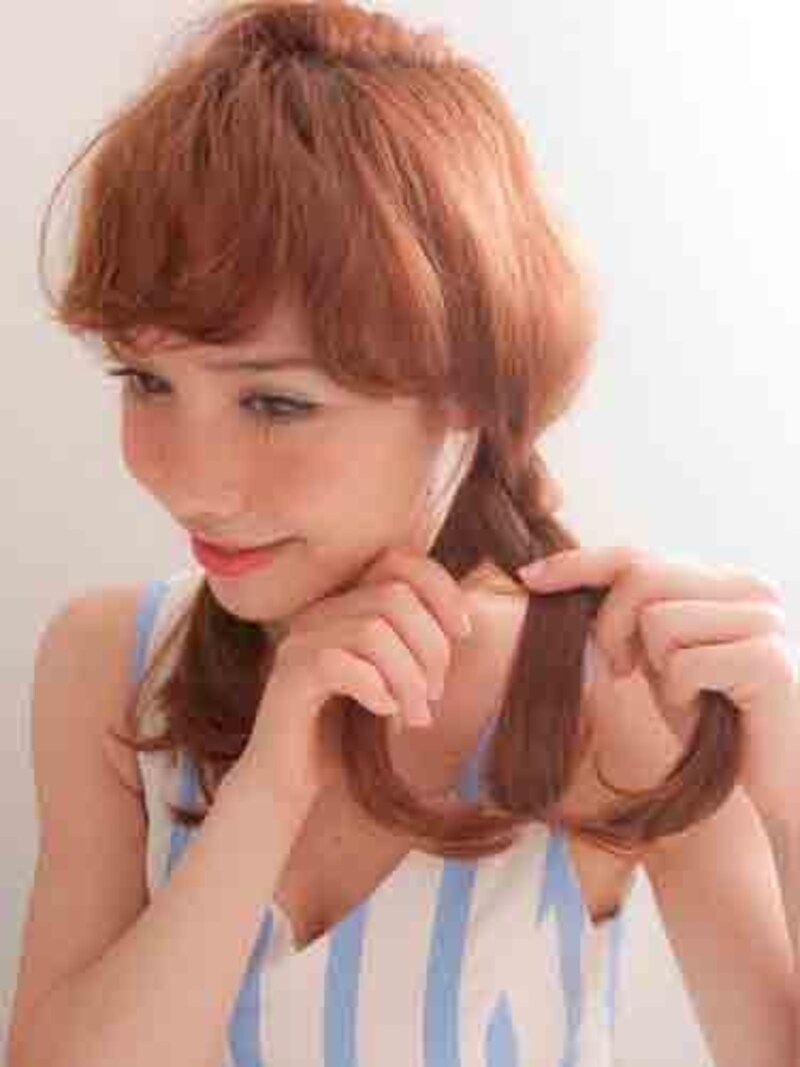 耳が隠れるように顔側に編んでゆく