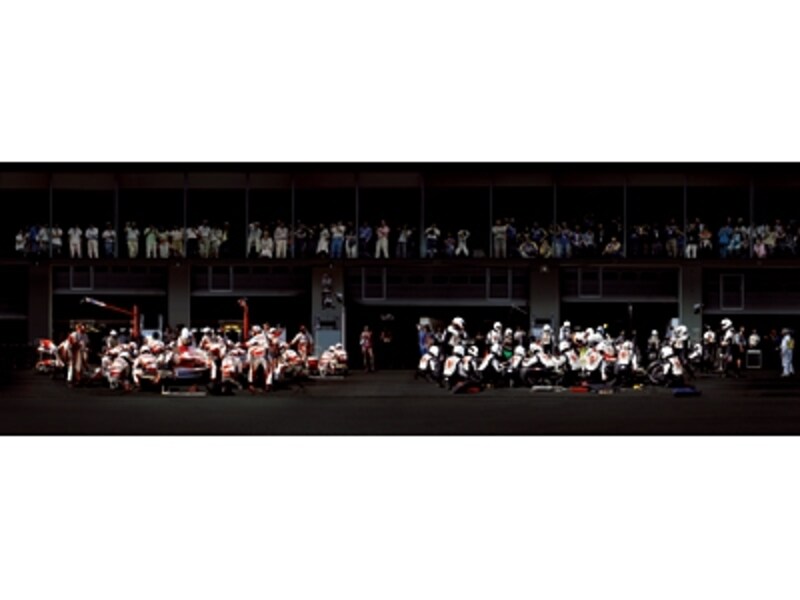 アンドレアス・グルスキー「F1　ピットストップ［4］」(2007年、インクジェット・プリント、186・8×506・5×6・2センチ)(C)ANDREAS　GURSKY　／　JASPAR，2013　Courtesy　SPRUTH　MAGERS　BERLIN　LONDON