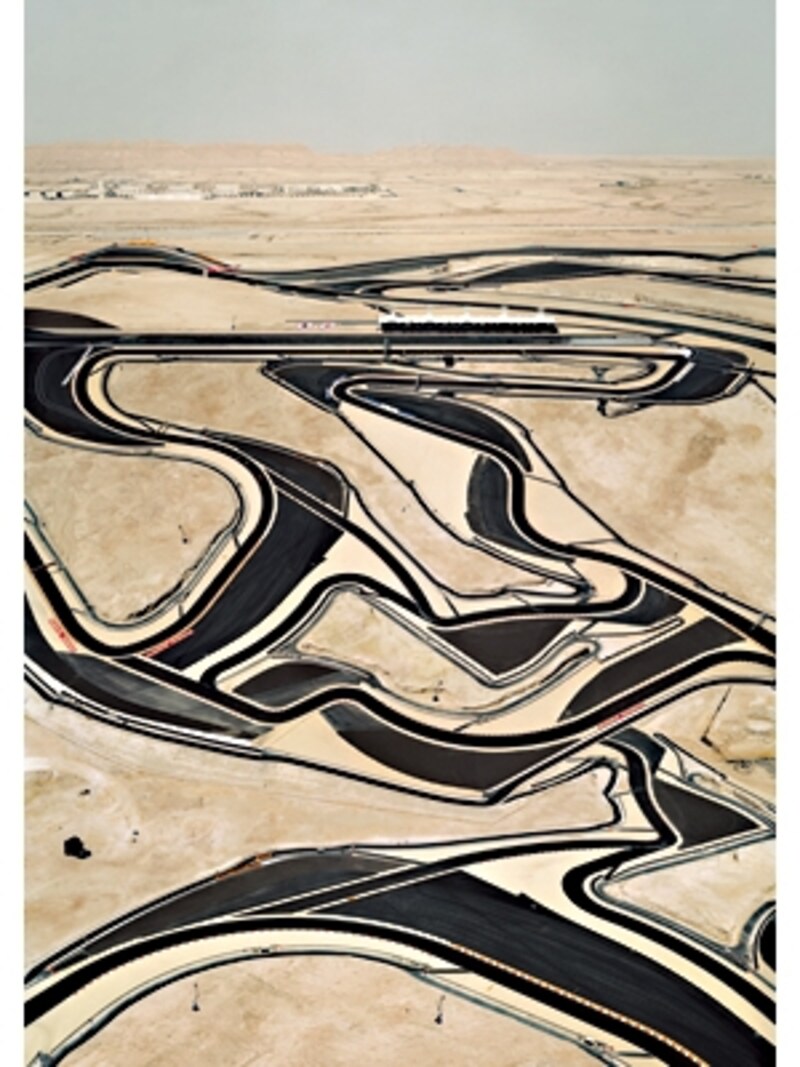 アンドレアス・グルスキー「バーレーン　［1］」(2005年、C-プリント、306×221・5×6・2センチ)(C)ANDREAS　GURSKY　／　JASPAR，2013　Courtesy　SPRUTH　MAGERS　BERLIN　LONDON