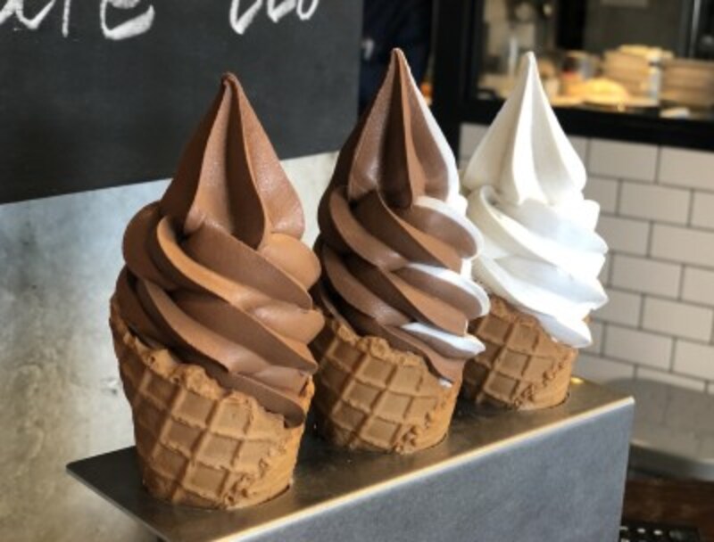 カカオ豆の段階から手がけるチョコレートソフトクリームも人気