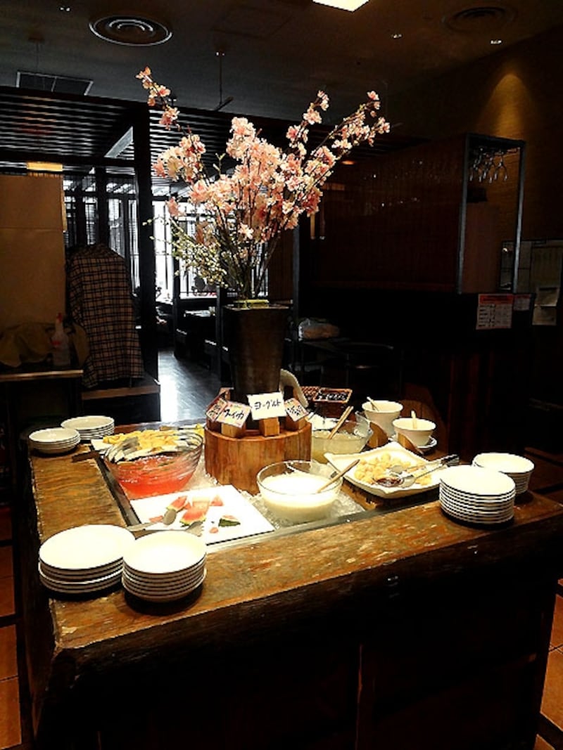 野の葡萄 デザートのブッフェ台