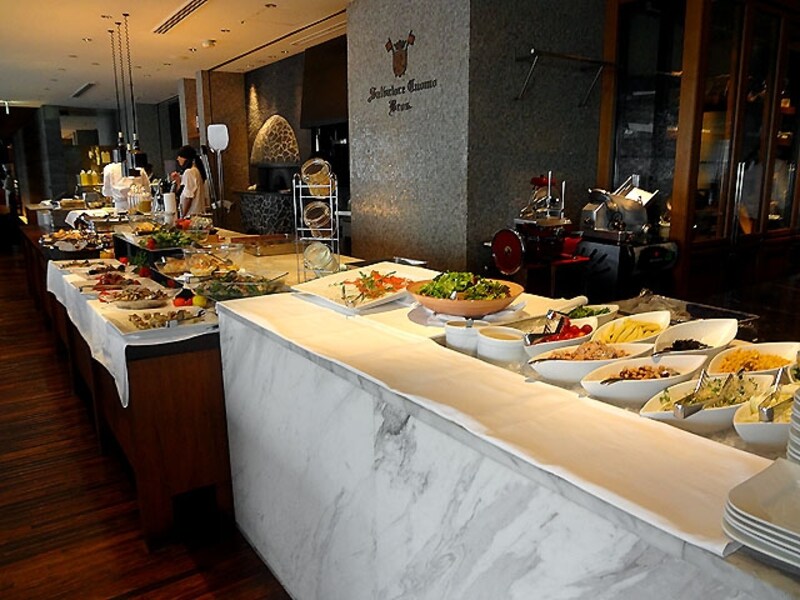 サルヴァトーレ クオモ ブロス ブッフェ台