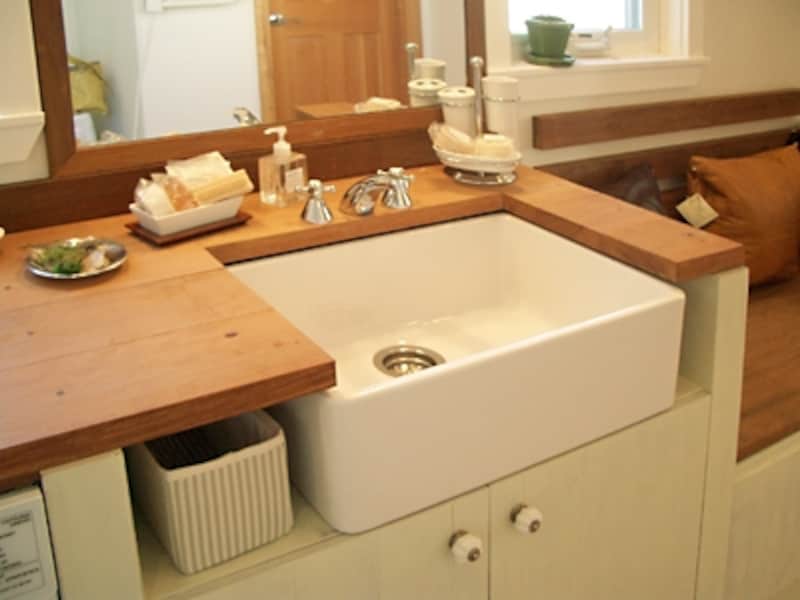 水に強いイペ材を使った手作りの洗面台。洗面所全体が暖かい雰囲気になる。