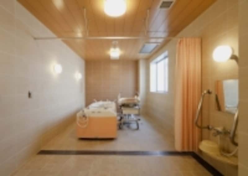 サービス付き高齢者向け住宅の、寝たままで入る浴室