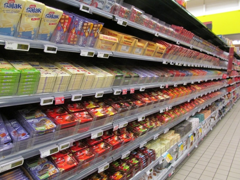 ベルギーのスーパーは棚全部がチョコ売り場
