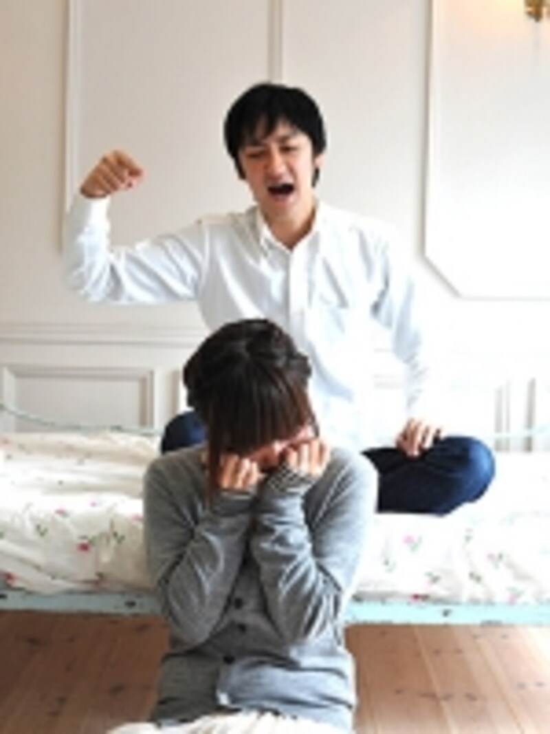 拳を上げる男性