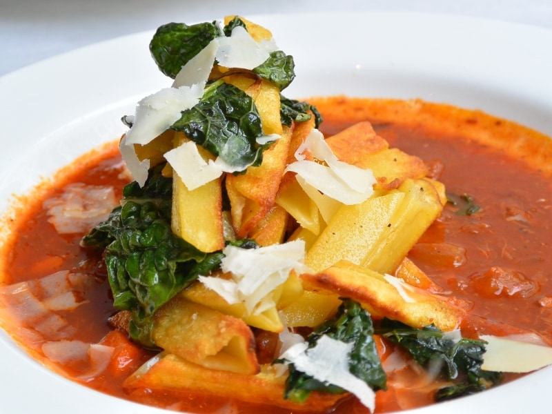 カリカリパスタをスープとからめて食べる料理