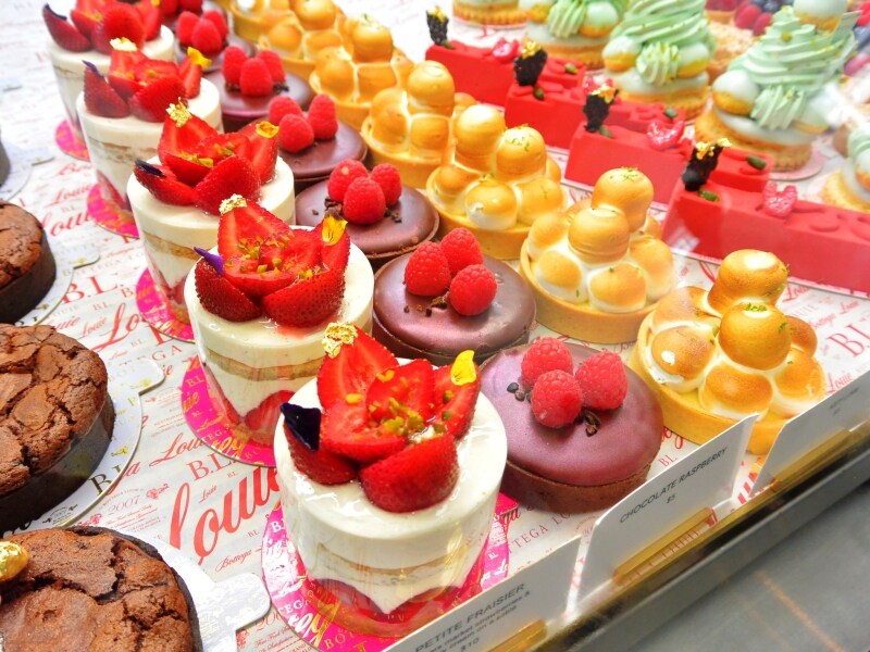 ショーケースの中のアメリカっぽい色のケーキたち