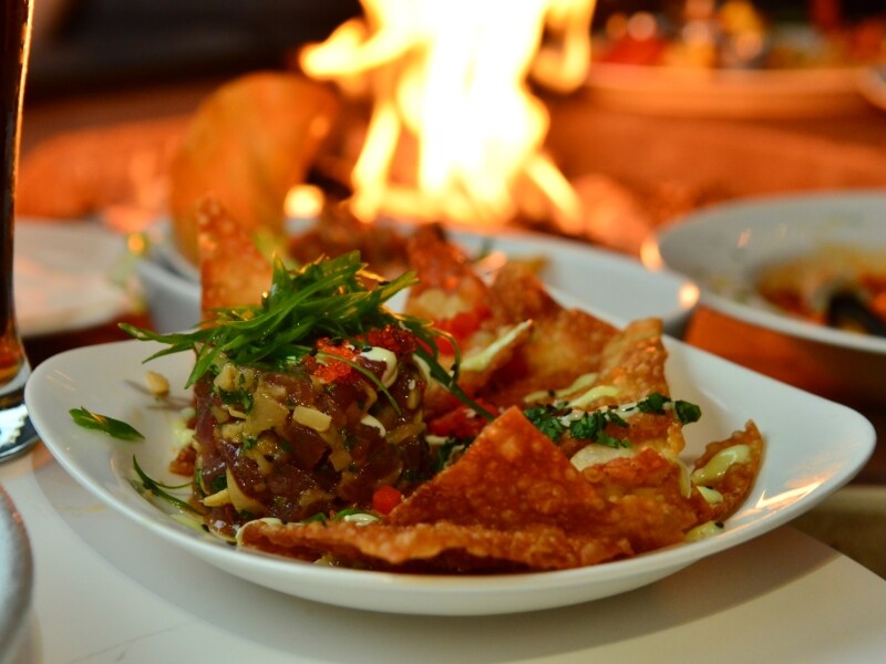 ジャパニーズフュージョンの1つ。チップスと一緒に食べるタタキ