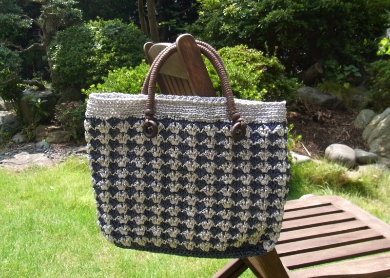 本体は2色を交互に松編みで