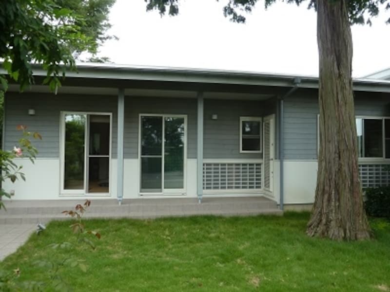 軒先を深くし、犬走りを設け、外側にブラインドを取り付けられるように細工(設計：佐川建築研究所)