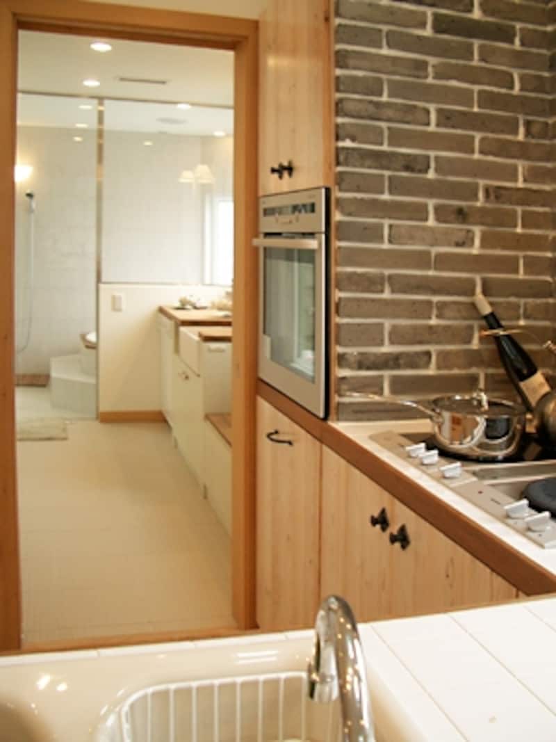 キッチンから洗面所、浴室へと一直線に繋がっている。家事がしやすい動線となり、風通しもよくなる（水谷建設）